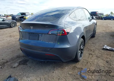 2022 Tesla Model Y Long Range Dual Motor All-Wheel Drive z USA, uszkodzony, nr VIN 7SAYGAEE8NF316654
